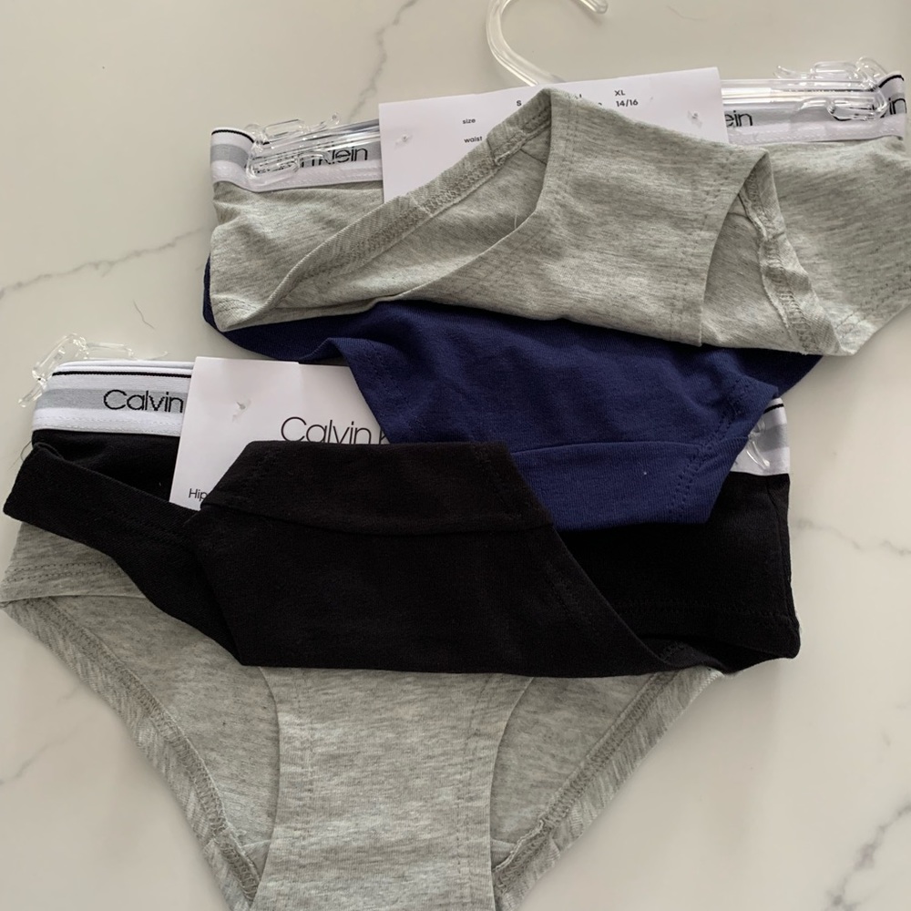 Calvin Klein Childs 6-6X 4- pack Cotton Hipsters NWT
Black, Blue & 2- pair Gray - Picture 2 of 6